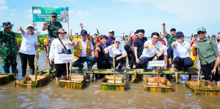 Bupati Wayan Adi Arnawa saat pimpin Kegiatan Gotong royong Semesta Berencana Penanaman Pohon dan Bersih Sampah di Kawasan Pantai Telaga Waja, Kelurahan Tanjung Benoa, Minggu (30/11).