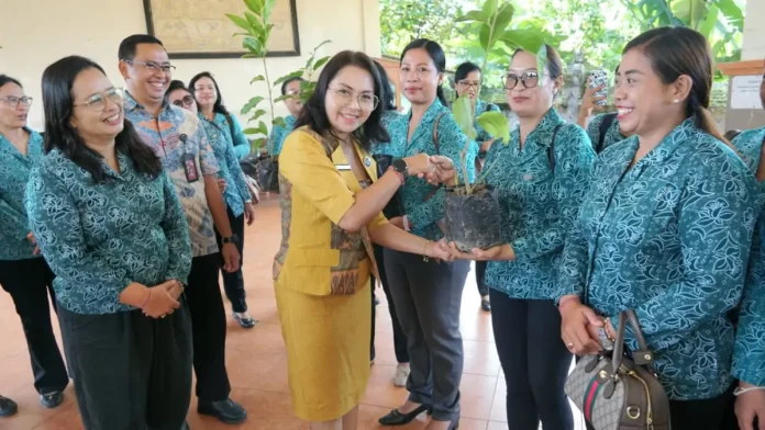 Ketua TP. PKK Badung, Nyonya Rasniathi Adi Arnawa menyerahkan secara simbolis bibit tanaman kepada TP. PKK Kecamatan serta Kelurahan se-Kecamatan Mengwi dan kepada TP. PKK Kecamatan dan Kelurahan se-Kecamatan Abiansemal, Selasa (25/11).