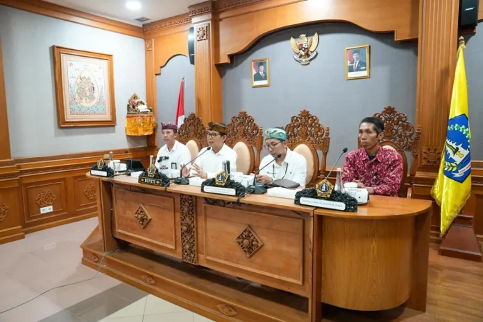 Bupati Wayan Adi Arnawa saat menghadiri Rapat Koordinasi/High Level Meeting TPID di Ruang Rapat Nayaka Gosana 3 (Lt.2), Puspem Badung, pada Kamis, (6/11).