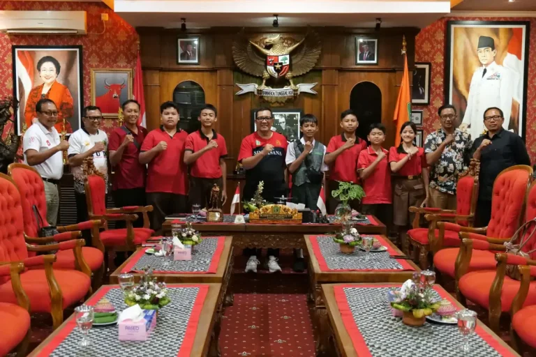 Bupati Tabanan, Dr. I Komang Gede Sanjaya, mengapresiasi prestasi pelajar Tabanan yang meraih juara nasional di FLS2N 2025 sebagai bukti kualitas dan daya saing pendidikan daerah.