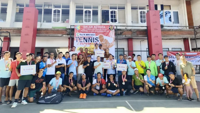Peserta turnamen beserta Dirut RS Prof Ngoerah Dokter I Wayan Sudana dalam penutupan turnamen tenis HUT RS Prof Ngoerah.