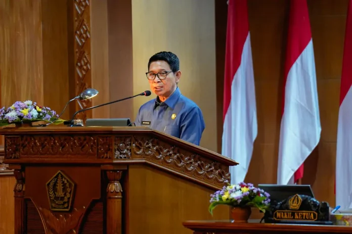 Bupati Adi Arnawa menyampaikan Jawaban Pemerintah terhadap Pemandangan Umum Fraksi-Fraksi DPRD Badung terkait dua dokumen Raperda dalam Rapat Paripurna DPRD Badung di Ruang Utama Gosana, Kantor DPRD Badung, Jumat (7/11).