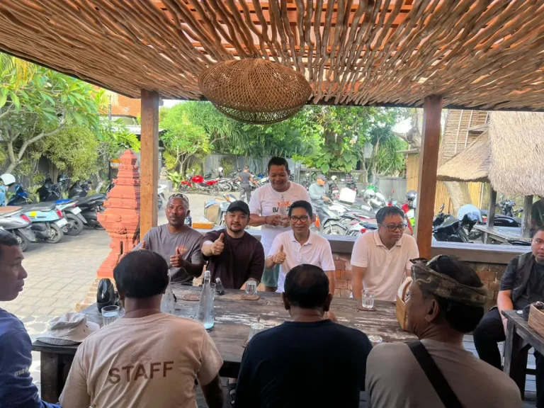 Bupati Adi Arnawa saat berdialog dengan tokoh dan komunitas masyarakat kawasan Pantai Bingin di The Cashew Tree, Jalan Pantai Bingin, Pecatu, Kuta Selatan, Kamis (20/11).