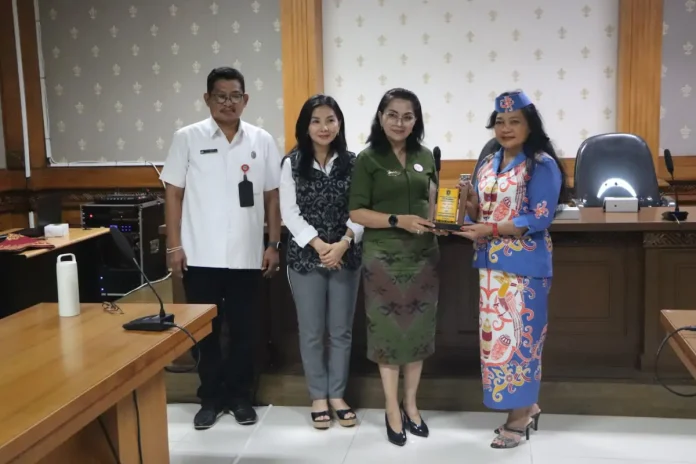 Ketua Dekranasda Badung, Nyonya Rasniathi Adi Arnawa, didampingi Ketua DWP Nyonya Oliviana Surya Suamba menerima kunjungan kerja Gatriawan Kabupaten Katingan, Kalimantan Tengah, di Balai Budaya Giri Nata Mandala, Puspem Badung, Rabu (26/11).