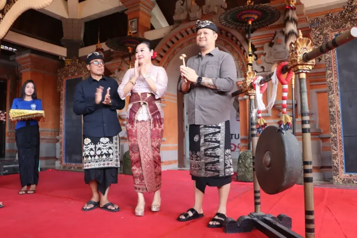 Wabup Bagus Alit Sucipta saat membuka Lomba Tari Barong Buntut dan Mekendang Tunggal Regenerasi se-Badung di Balai Banjar Batuculung, Kerobokan, Kuta Utara, Badung, Sabtu (1/10).
