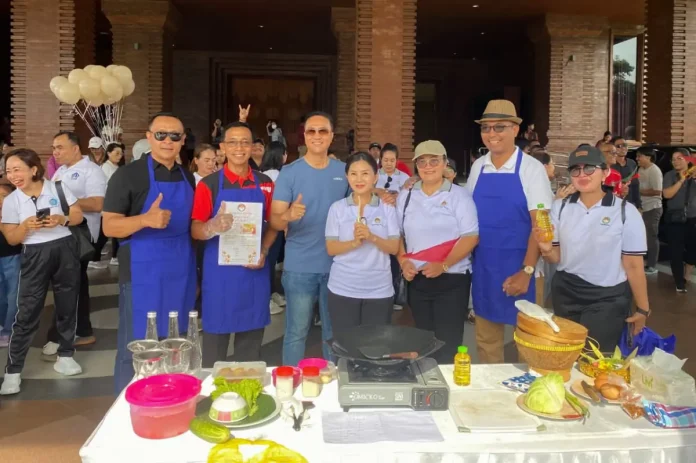 Sekda Surya Suamba membuka Lomba memasak nasi goreng dalam rangka HUT Ke-16 Kota Mangupura. di Lobby Balai Budaya Giri Nata Mandala, Minggu (23/11).