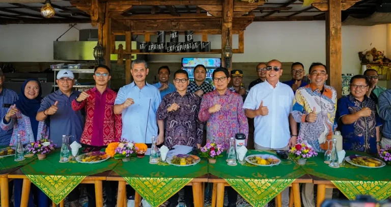 Bupati Wayan Adi Arnawa saat menerima kunjungan kerja Menteri Desa PDT Yandri Susanto ke BUMDes Genta Persada Desa Tibubeneng, Kecamatan Kuta Utara, Jumat (28/11).