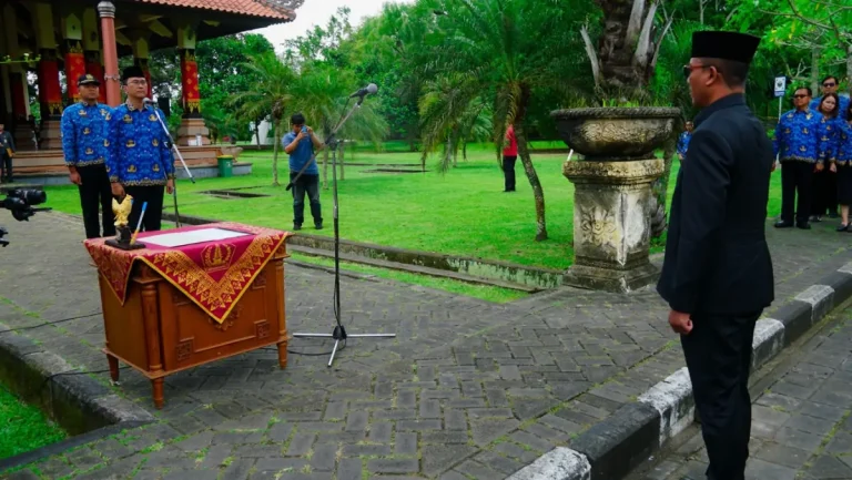 Sekda Badung, IB. Surya Suamba, hadir sebagai Inspektur upacara Napak Tilas Pahlawan Nasional I Gusti Ngurah Rai di Kabupaten Badung di Wantilan Pura Lingga Bhuana Puspem Badung, Senin (17/11).