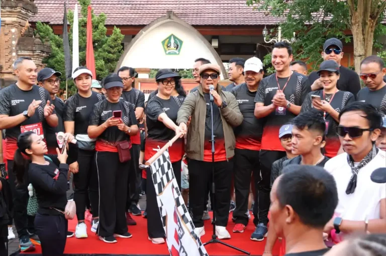 Bupati Tabanan, I Komang Gede Sanjaya, bersama Ketua TP PKK Ny. Rai Wahyuni Sanjaya membuka Singasana Fun Run sebagai awalan peringatan HUT ke-532 Kota Singasana di Taman Bung Karno, Tabanan.