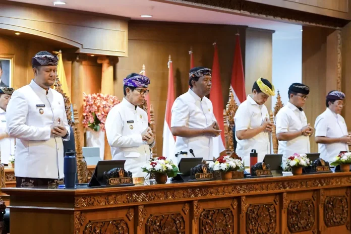 Bupati Wayan Adi Arnawa dan Wabup Bagus Alit Sucipta saat Rapat Paripurna Istimewa di Ruang Sidang Utama Gosana, Sekretariat DPRD Badung, Minggu (16/11).