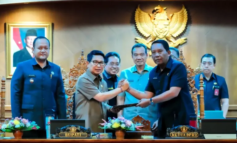 Bupati Badung I Wayan Adi Arnawa bersama Wakil Bupati Bagus Alit Sucipta menghadiri Rapat Paripurna DPRD Kabupaten Badung dengan agenda Penyampaian Pandangan Umum Fraksi-Fraksi terhadap dua Rancangan Peraturan Daerah