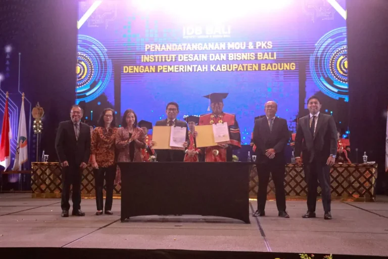 Bupati Wayan Adi Arnawa menghadiri acara Wisuda IDB Bali Tahun 2025 dan penandatanganan MoU antara Pemkab Badung dengan Rektor IDB Bali di The Meru Sanur, Sabtu (8/11).