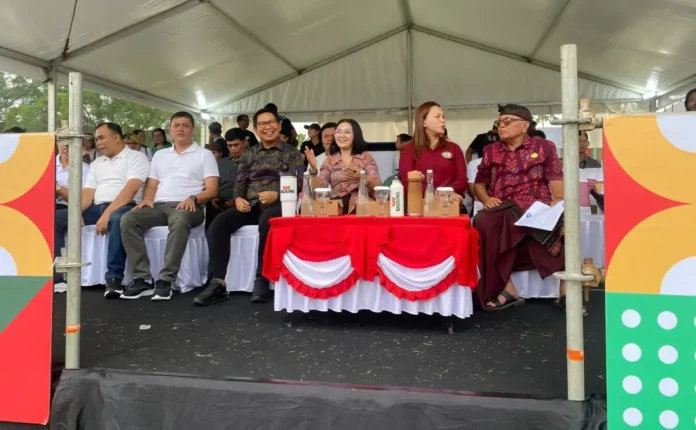 Bupati Adi Arnawa, Ketua K3S Badung Nyonya Rasniathi Adi Arnawa dan Ketua WHDI Badung Nyonya Yunita Alit Sucipta menonton Tari Janger Lansia yang diikuti 496 penari dari 62 desa dan kelurahan se-Badung di Lapangan Puspem Badung, Sabtu (22/11). Bupati Adi Arnawa, Ketua K3S Badung Nyonya Rasniathi Adi Arnawa dan Ketua WHDI Badung Nyonya Yunita Alit Sucipta menonton Tari Janger Lansia yang diikuti 496 penari dari 62 desa dan kelurahan se-Badung di Lapangan Puspem Badung, Sabtu (22/11).