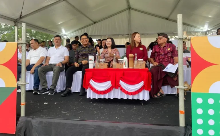 Bupati Adi Arnawa, Ketua K3S Badung Nyonya Rasniathi Adi Arnawa dan Ketua WHDI Badung Nyonya Yunita Alit Sucipta menonton Tari Janger Lansia yang diikuti 496 penari dari 62 desa dan kelurahan se-Badung di Lapangan Puspem Badung, Sabtu (22/11).