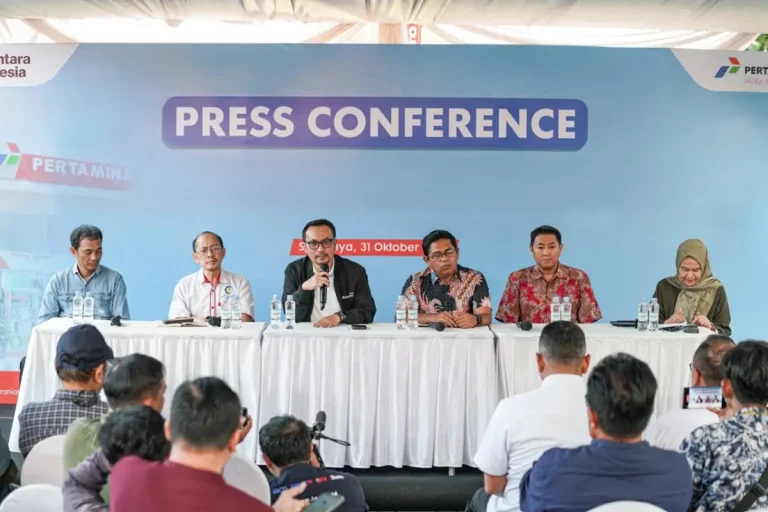 Pertamina bersama Lemigas menggelar konferensi pers di Surabaya untuk menjelaskan hasil uji Pertalite yang memenuhi standar, sekaligus menegaskan komitmen memperbaiki layanan dan menjaga kepercayaan masyarakat.