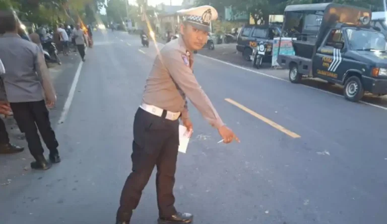 Polisi saat melakukan olah TKP lakalantas di di Jalan Singaraja - Gilimanuk tepatnya di Kilometer 31.400 Banjar Dinas Berongbong, Desa Celukan Bawang, Kecamatan Gerokgak, Buleleng.