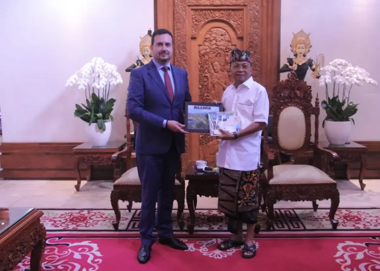 Gubernur Bali Wayan Koster menerima Wakil Menteri Luar Negeri Bulgaria, Nikolay Pavlov, dan Dubes Tanya Dimitrova untuk membahas kerja sama budaya, pendidikan, dan pariwisata sambil menikmati kopi arak Bali.