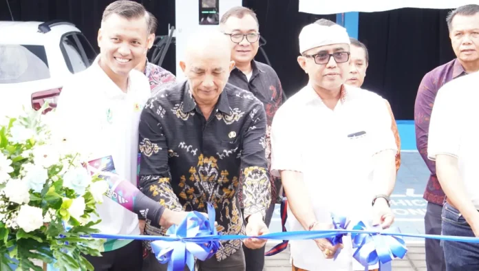 Wali Kota Denpasar, I Gusti Ngurah Jaya Negara bersama Kepala Dinas ESDM & Ketenagakerjaan Provinsi Bali, Ir. Ida Bagus Setiawan, ST, M.S.I. (dua dari kiri) yang didampingi General Manager PT PLN (Persero) UID Bali, Eric Rossi Priyo Nugroho (kiri) menggunting pita sebagai pertanda dibukanya SPKLU Hayam Wuruk sebagai SPKLU Center pertama di Bali.
