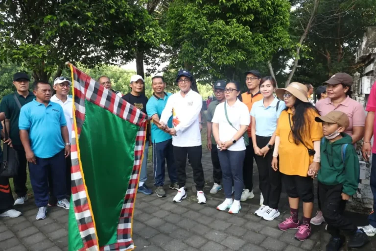 Walikota Denpasar, I Gusti Ngurah Jaya Negara didampingi Ketua TP PKK Kota Denpasar, Ny. Sagung Antari Jaya Negara saat melepas kegiatan jalan sehat puncak perayaan Hari Ulang Tahun (HUT) ke-27 Badan Kerjasama Lembaga Perkreditan Desa (BKS-LPD) Kota Denpasar di Wantilan Pura Sakenan, Kelurahan Serangan, Minggu (2/11).