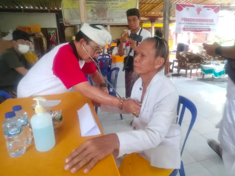 Ketua Puskor Hindunesia Buleleng Dr. Ketut Putra Sedana saat memberikan pelayanan kesehatan di Griya Taman Cakra Buana Kori Agung Brombong, Desa Celukan Bawang, Kecamatan Gerokgak, Buleleng.