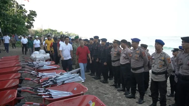 Menyambut musim hujan, Gubernur Bali Wayan Koster memimpin Apel Kesiapan Penanganan Sampah Kiriman yang berlangsung di Baruna Shelter
