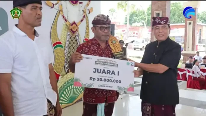 Ketua Majelis Madya Subak Kabupaten Jembrana, I Komang Arnyana, menyerahkan penghargaan kepada Subak Jagaraga yang meraih Juara I Lomba Subak Tingkat Kabupaten Jembrana Tahun 2025.