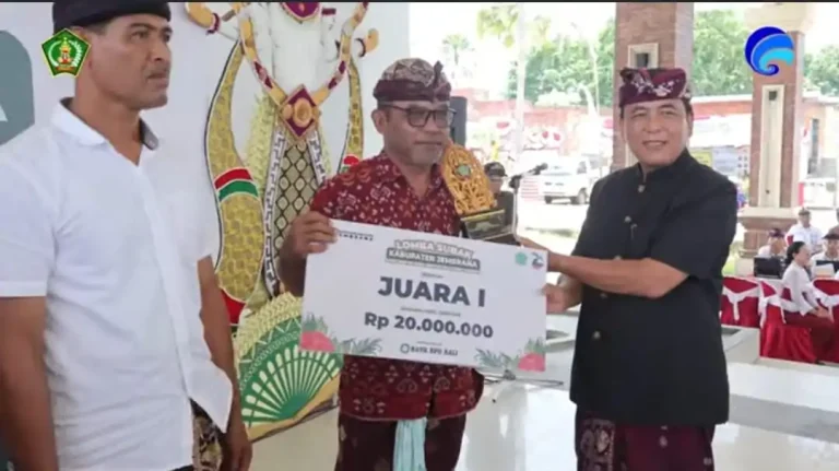 Ketua Majelis Madya Subak Kabupaten Jembrana, I Komang Arnyana, menyerahkan penghargaan kepada Subak Jagaraga yang meraih Juara I Lomba Subak Tingkat Kabupaten Jembrana Tahun 2025.