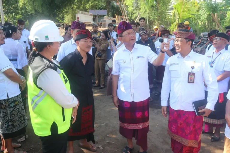 Bupati dan Wakil Bupati Buleleng memulai kunjungan kerja dengan meninjau jembatan Tukad Angsangan, SMP 8 Kalibukbuk, dan menyerahkan bantuan sosial.