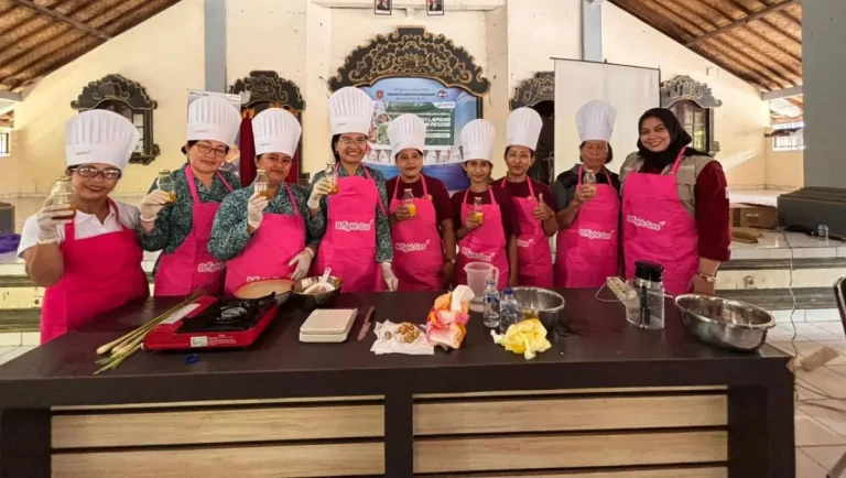 Pertamina Patra Niaga IT Manggis bersama Rumah BUMN Klungkung mengadakan pelatihan jamu herbal untuk memberdayakan perempuan pesisir pasca bencana melalui Program Kencana Manggis.