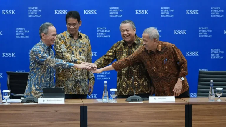 Menteri Keuangan, Gubernur Bank Indonesia, Ketua Dewan Komisioner OJK, dan Ketua Dewan Komisioner LPS saat menghadiri Rapat Berkala KSSK IV Tahun 2025.