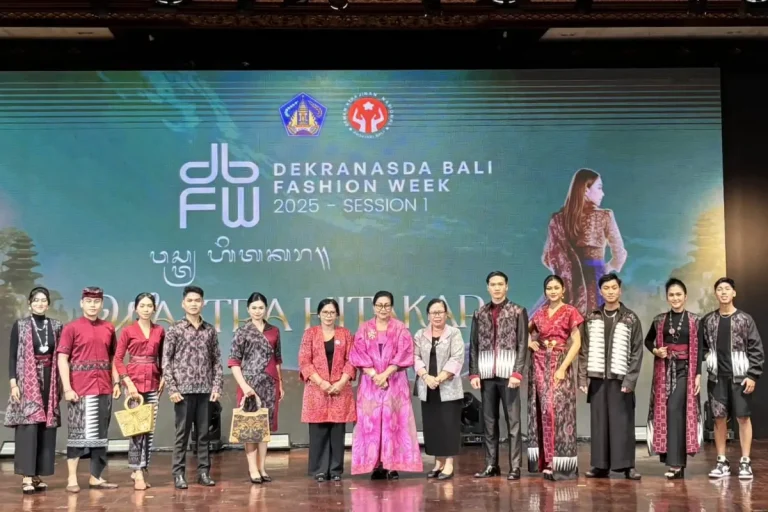 Budiasih Dirga menghadiri Dekranasda Bali Fashion Week 2025 Season 1 sebagai bentuk dukungan terhadap kreativitas dan inovasi kain tradisional Tabanan agar tetap lestari dan berdaya saing di era modern.
