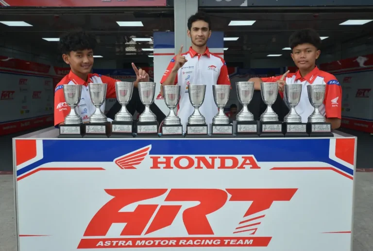 Astra Motor Racing Team (ART) dibawah naungan Astra Motor kembali menunjukkan konsistensinya pada gelaran final Mandalika Racing Team 2025. Dari 3 kelas yang diikuti, tim ART Yogyakarta berhasil mengkoleksi podium pada kelas NS 250cc lalu NS150cc yang diwalikan oleh Andi Gilang (tengah) dan kelas Junior NS150cc yang diwakilkan oleh Resky YH (kanan) dan Bintang Pranata Sukma (kiri).