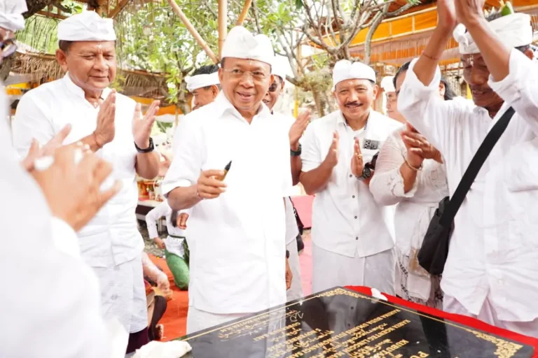 Pemugaran Pura Penyusuhan Kubutambahan Jadi Bukti Kepedulian Koster pada Warisan Sejarah Bali