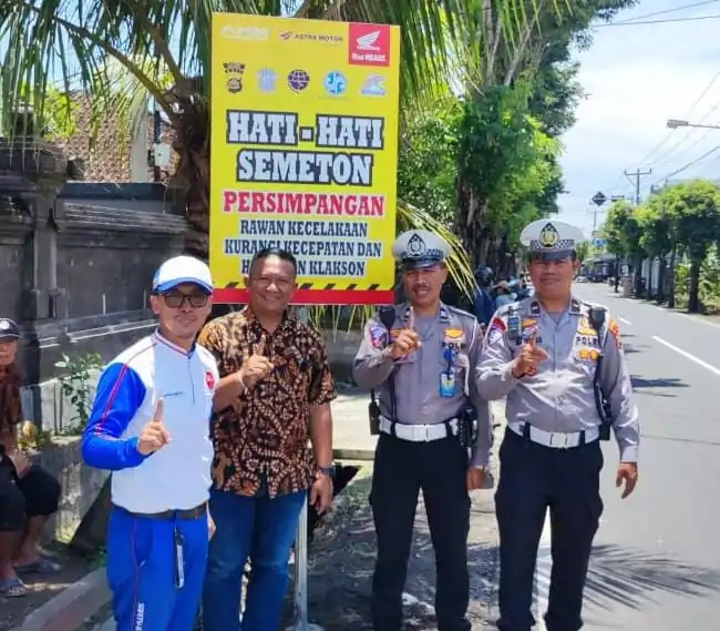 Astra Motor Bali dan Polres Badung bersinergi memasang plang himbauan di titik rawan kecelakaan guna mengedukasi masyarakat tentang pentingnya keselamatan berkendara.