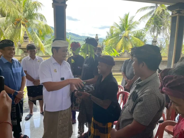 Bupati Jembrana I Made Kembang Hartawan menyerahkan 100.000 bibit kakao unggul kepada kelompok tani sebagai langkah nyata mewujudkan Jembrana Kota Coklat dan meningkatkan kesejahteraan petani.