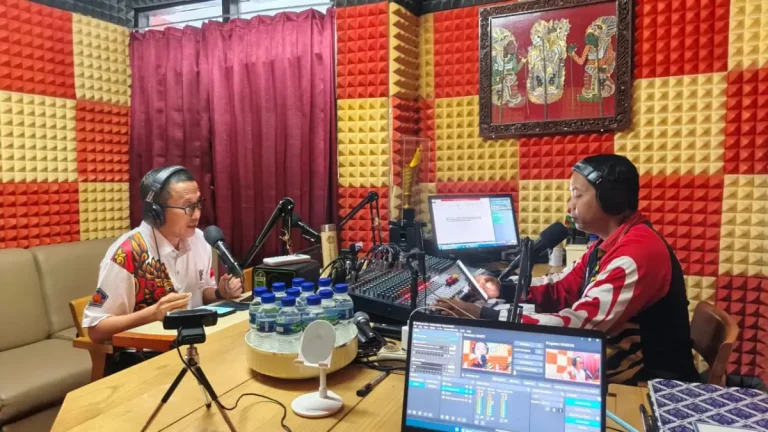 Dalam dialog interaktif di salah satu stasiun radio, Kepala DLH Buleleng, I Gede Putra Aryana, mengajak masyarakat berbenah bersama mengelola sampah dari rumah untuk menjaga kebersihan lingkungan.
