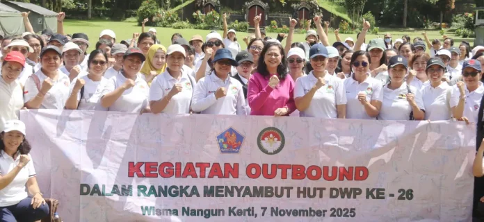 Suasana penuh keceriaan mewarnai lapangan Wisma Nangun Kerthi, saat DWP Kabupaten Buleleng merayakan hari jadinya yang ke-26