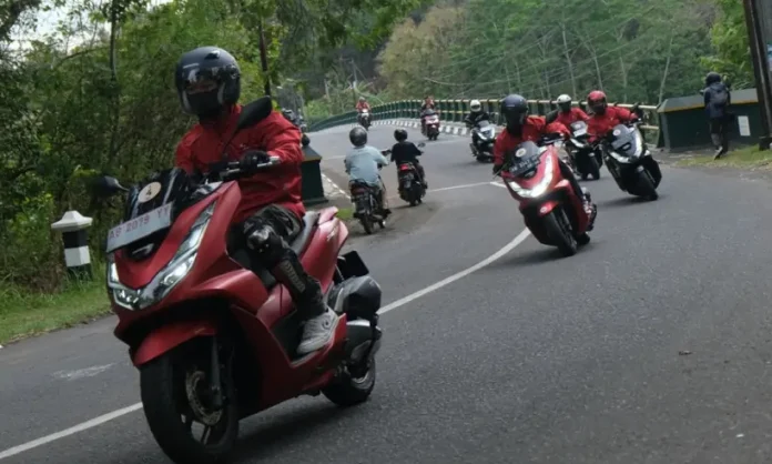 Euforia persaudaraan antar pecinta motor Honda jelang puncak perayaan Honda Bikers Day 2025, yang akan digelar di Yonif 303 SSM Cibuluh, Garut
