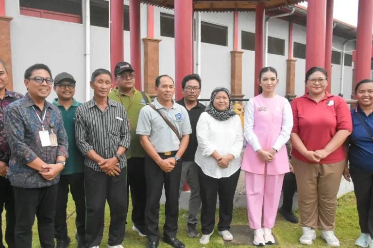 Wakil Wali Kota Denpasar, I Kadek Agus Arya Wibawa, mendampingi kunjungan Ibu Selvi Ananda Gibran di SDN 5 Pedungan untuk literasi digital dan di Pusat Daur Ulang Kota Denpasar untuk pengolahan sampah.