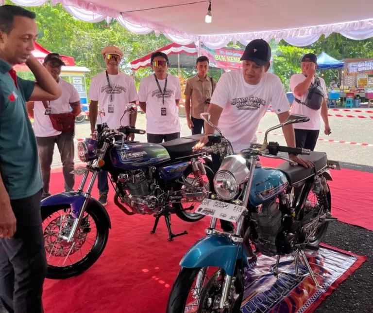 Ribuan penggemar motor Honda klasik memadati GOR Kresna Jvara, Kelurahan Dauhwaru, dalam gelaran Honda Classic Paradise 2025