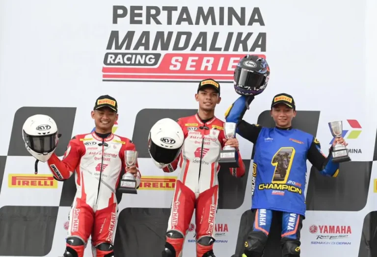 Duo pebalap muda AHRT, M. Adenanta Putra dan Rheza Danica Ahrens, tampil luar biasa di babak final Mandalika Racing Series (MRS) 2025.