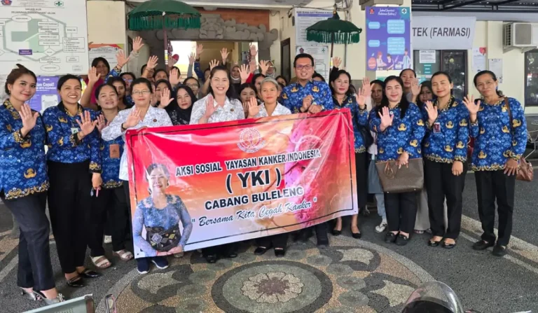 Ketua YKI Cabang Buleleng, Ny. Wardhani Sutjidra, mengajak para wanita usia subur untuk peduli terhadap deteksi dini kanker serviks dan payudara melalui kegiatan edukatif bertema *“Bersama Kita Cegah Kanker”* di Puskesmas Buleleng I.