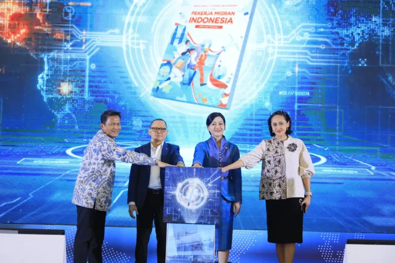 OJK bersama KP2MI dan Bank Indonesia meluncurkan Buku Saku Literasi Keuangan bagi Pekerja Migran Indonesia bertema *“PMI Cerdas Finansial, Menuju Indonesia Maju”* untuk meningkatkan literasi dan kemandirian finansial para pekerja migran.