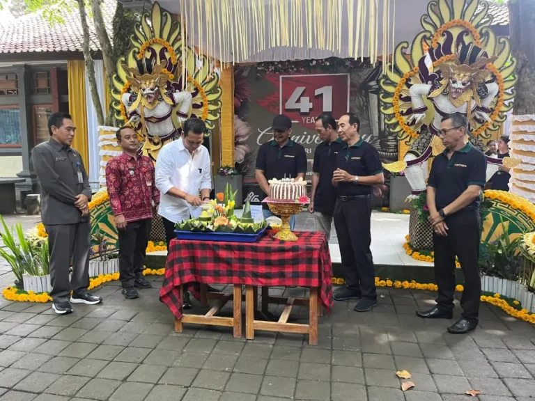 Bupati Jembrana, I Made Kembang Hartawan, menghadiri puncak HUT ke-41 SMP Negeri 3 Mendoyo, memotong tumpeng sebagai simbol syukur, dan mengapresiasi dedikasi guru serta prestasi sekolah dalam mendidik generasi muda.