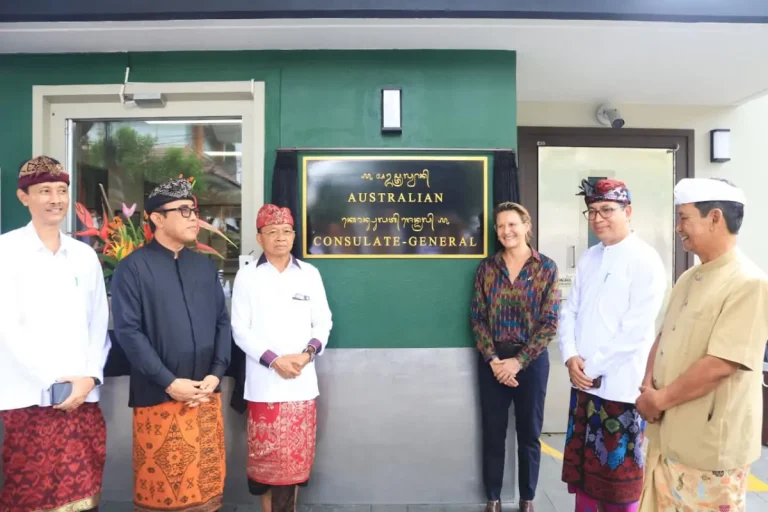 Gubernur Bali, Dr. Ir. Wayan Koster, hadir meresmikan papan nama baru Konsulat-Jenderal Australia dengan aksara Bali sebagai dukungan terhadap pelestarian budaya lokal.