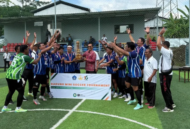 Turnamen Mini Soccer Antar OPD Pemkab Badung resmi ditutup, dengan Tim Gabungan Disdikpora, Disbud, Dispar keluar sebagai juara pertama dan menerima piala serta medali dari Plt. Asisten Pemerintahan dan Kesra I Wayan Wijana.