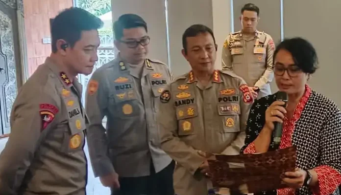 Koalisi Jurnalis Bali yang terdiri dari organisasi media di Bali menyerahkan petisi kepada Kapolda Bali, Irjen. Pol. Daniel Adityajaya
