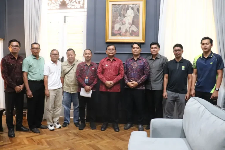 Bupati Buleleng menerima audiensi panitia Bupati Buleleng Cup 2025 untuk membahas kesiapan pelaksanaan kejuaraan dunia bulutangkis sebagai upaya memperkuat citra Buleleng melalui sport tourism.