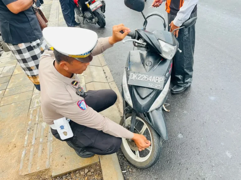 Petugas gabungan melaksanakan penertiban kendaraan yang parkir sembarangan di sepanjang Jalan Danau Tamblingan, Denpasar Selatan