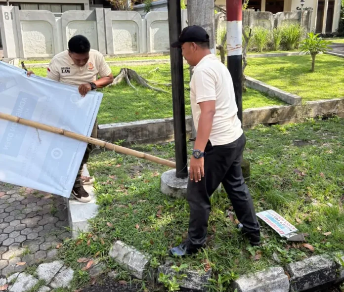 Satpol PP Kota Denpasar menertibkan 87 media promosi di fasilitas umum pada Rabu (12/11/2025) untuk menjaga ketertiban tata ruang dan mendukung program Denpasar Bersih dan Asri.